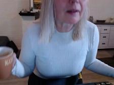 Cette femme webcam montre les seins de taille D du soutien-gorge devant la webcam