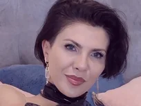 Regard velours, lèvres taquines