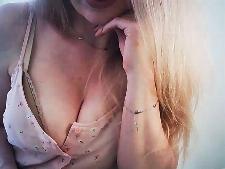 Notre cam woman montre la taille de la tasse D bosom pour la webcam de sexe