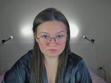 Notre webcam femme démontre la taille du soutien-gorge pour la webcam de sexe