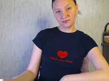 Une webcam normale avec les cheveux bruns pendant le camsex