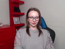 Une petite dame webcam aux cheveux bruns pendant le webcamsex
