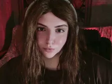 Un bébé webcam robuste avec des cheveux blonds pendant le sexe par webcam