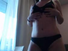 Cette dame webcam montre sa taille de tasse Une partie de poitrine derrière la webcam