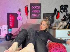 Une fille webcam mince aux cheveux blonds pendant le sexe par webcam