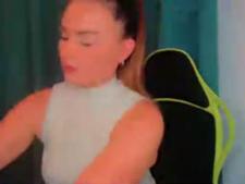 La camgirl européenne LoraBella lors de 1 de ses spectacles sexuels par webcam