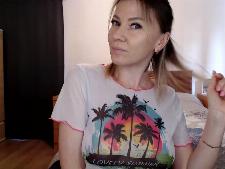 Cette camgirl démontre ses seins de taille de soutien-gorge C derrière la sexcam