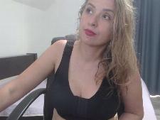 Une cam lady moyenne aux cheveux bruns pendant le sexe par webcam