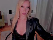 La cam lady européenne XEVAX lors d’un de ses spectacles sexuels par webcam