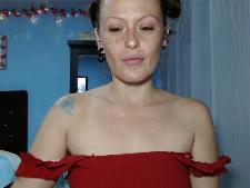 Cette cam lady démontre la taille du soutien-gorge B derrière la sexcam