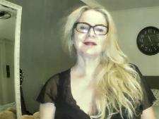 Une cam lady normale aux cheveux blonds pendant le sexe par webcam
