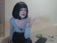 Une petite cam girl aux cheveux roux pendant le sexe par webcam
