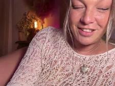Une femme webcam moyenne aux cheveux blonds pendant le sexe par webcam