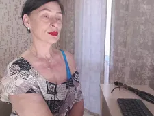 Une grande cam lady aux cheveux bruns pendant le sexe cam