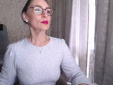 Une grande cam lady aux cheveux bruns pendant le sexe cam