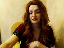Une petite webcam girl aux cheveux roux pendant le sexe cams