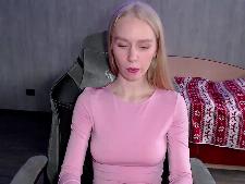 Une petite webcambabe aux cheveux blonds pendant le sexe par webcam
