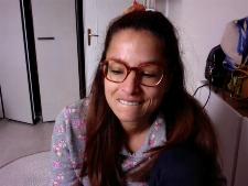 Performances sexuelles par webcam avec le bébé webcam à succès Piadolce, origine Amérique latine