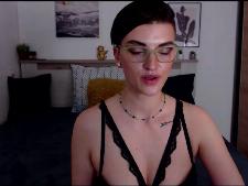Une camgirl moyenne aux cheveux bruns pendant le sexe par webcam
