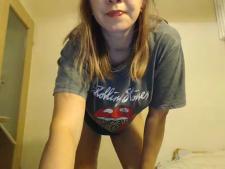 Une femme webcam lourde avec des cheveux bruns pendant le sexe par webcam