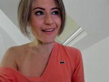 Une femme webcam mince avec les cheveux bruns pendant le sexe cams
