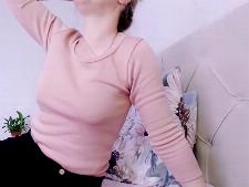 Notre dame webcam montre son soutien-gorge taille B derrière la sex cam