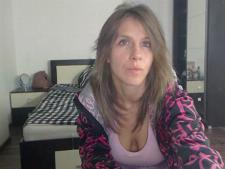 Cette webcam girl montre ses seins de taille de tasse B devant la webcam