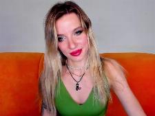 La webcam européenne AlinaLovely lors de l’un de ses affichages sexuels par webcam