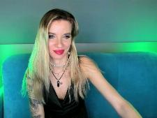 Une belle dame webcam aux cheveux blonds pendant le sexe par webcam