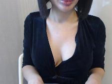 Une belle dame webcam aux cheveux noirs pendant le sexe par webcam