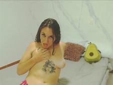 Une femme webcam moyenne avec des cheveux différents pendant le sexe par webcam