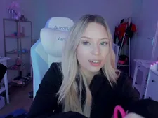 Photo chaude de Ninaxnina, cheveux longs blonds, yeux verts et d’origine européenne