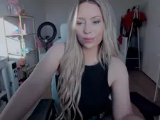 Une webcam normale avec des cheveux blonds pendant le sexe par webcam