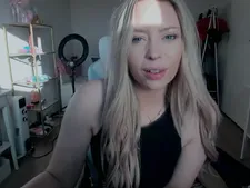 Notre webcam girl montre son soutien-gorge taille D pour la cam