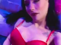 Ange en lingerie rouge