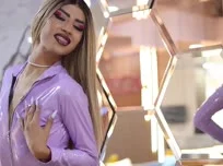Latex violet et une fille sexy