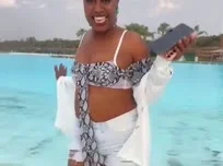 Tease d’été au bord de l’eau