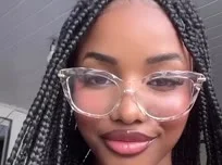 Femme avec un visage de fille