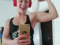 Fille avec une puissance musculaire