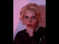 Courbes douces sous lumière rouge