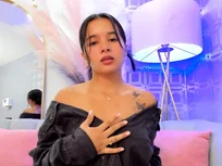 Séduction sensuelle en noir sur cam