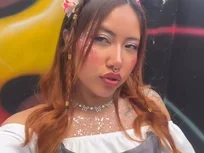 Paillettes et un doux regard