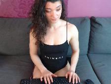 Une cam lady excitante montre son behamaat B devant la webcam de sexe