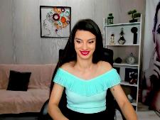 Une fille webcam étroite avec les cheveux bruns pendant le sexe par caméra