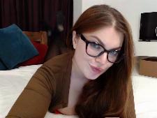 Une fille webcam ordinaire aux cheveux bruns pendant le sexe par webcam