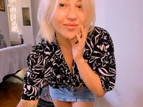 Un salut timide et du denim coquin