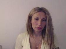 Cette dame webcam montre son soutien-gorge taille E sein derrière le chat sexuel